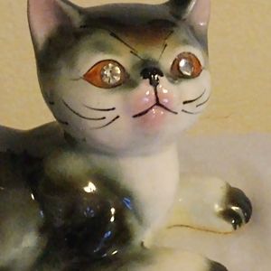 Vintage ceramic cat.  Beautiful. Measures 7 X 4 and a half.